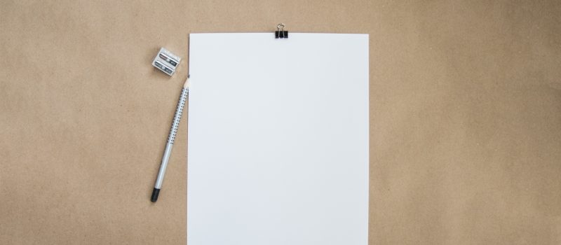 茶色っぽい背景に白い紙が貼ってある